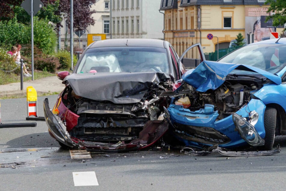 Heftiger Crash in Döbeln: Kreuzung nach Unfall gesperrt