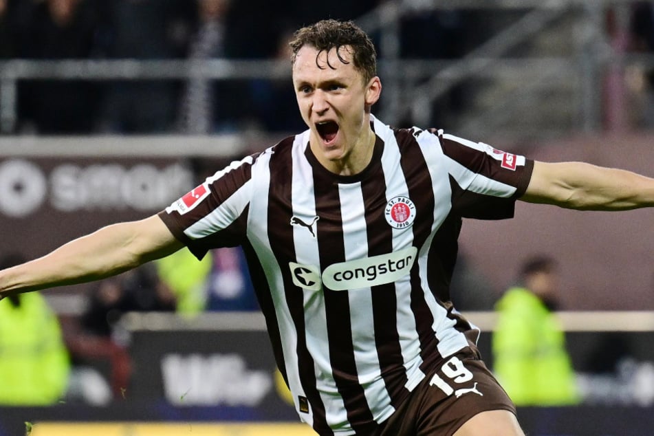 Pure Freude: St.-Pauli-Stürmer Martijn Kaars (26) jubelt über seinen Knaller unter die Latte gegen Heidenheim. Der Treffer ist für das "Tor des Monats" nominiert.