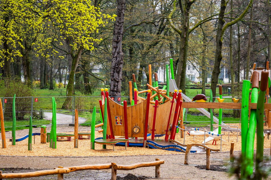 Am Spielplatz auf der Schloßteichinsel sind Reparaturarbeiten nötig.