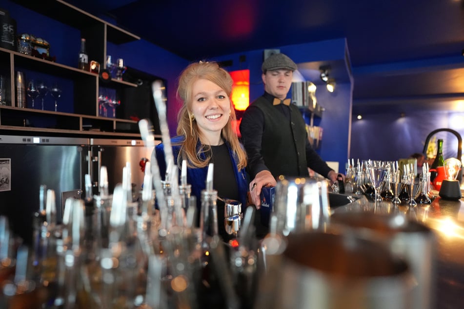 Jules Koch (l) und Timo Daniel betreiben in Hamburg die Cocktailbar "Nick &amp; Nora", die als "Neue Bar des Jahres" ausgezeichnet wurde.