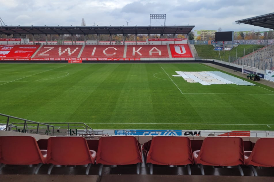 Das Stadionteam um Platzwart Jimmy Mulligan hatte den Strafraum vor dem Gästeblock mit Planen vor der Kälte geschützt. Das und die Inbetriebnahme der Rasenheizung sorgten dafür, dass es am Freitagmittag grünes Licht für Bezirksderby gab.