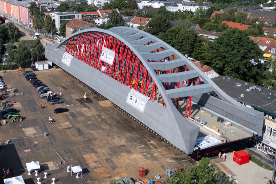 Der Transport der neuen Sternbrücke musste am Donnerstag nach nur wenigen Metern unterbrochen werden.