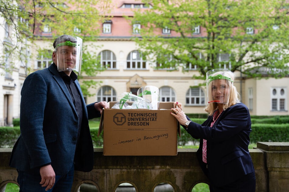 Stellvertretend für den biosaxony e.V. und DRESDEN-concept übergibt André Hofmann die Visiere an Dr. Iris Minde, die Geschäftsführerin des Klinikums St. Georg.