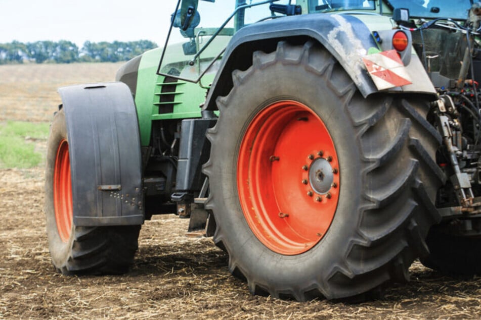 Der Anhänger des Traktors war umgekippt, es entstand ein enormer Schaden. (Symbolfoto)