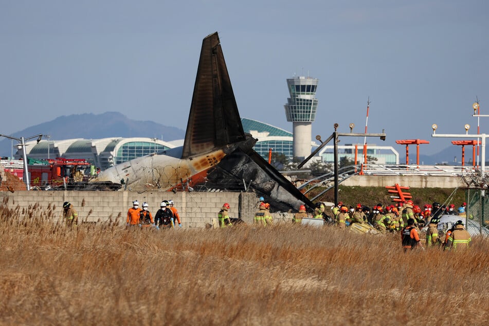 Bei der Landung am internationalen Flughafen von Muan in Südkorea ist ein Passagierflugzeug verunglückt.