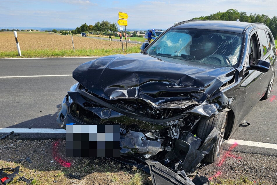 Kreuzungscrash bei Zwickau: VW und BMW krachen zusammen