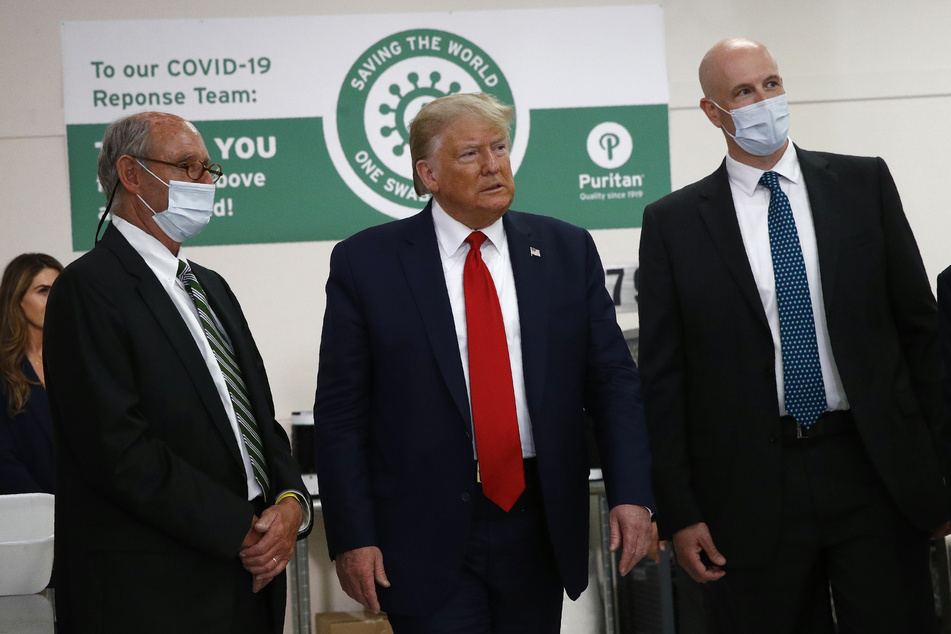 Donald Trump, Präsident der USA, besucht einen Hersteller für medizinische Produkte im US-Bundesstaat Maine. Mundschutz? Das sucht man in seinem Gesicht vergebens.