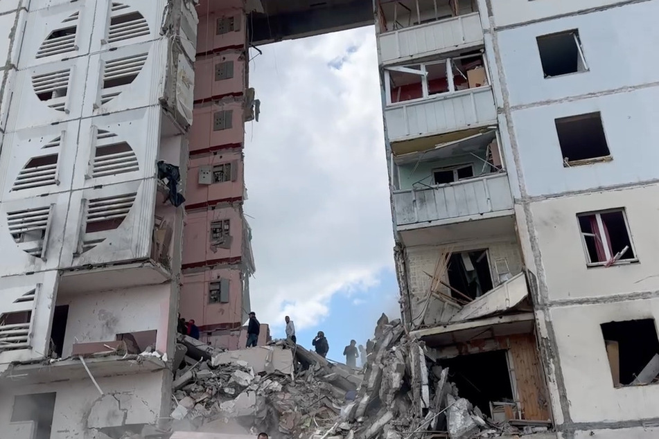 Infolge von Beschuss stürzte ein mehrstöckiges Wohnhaus in Belgorod teilweise ein. Die russische Seite macht die Ukraine für den Vorfall verantwortlich.
