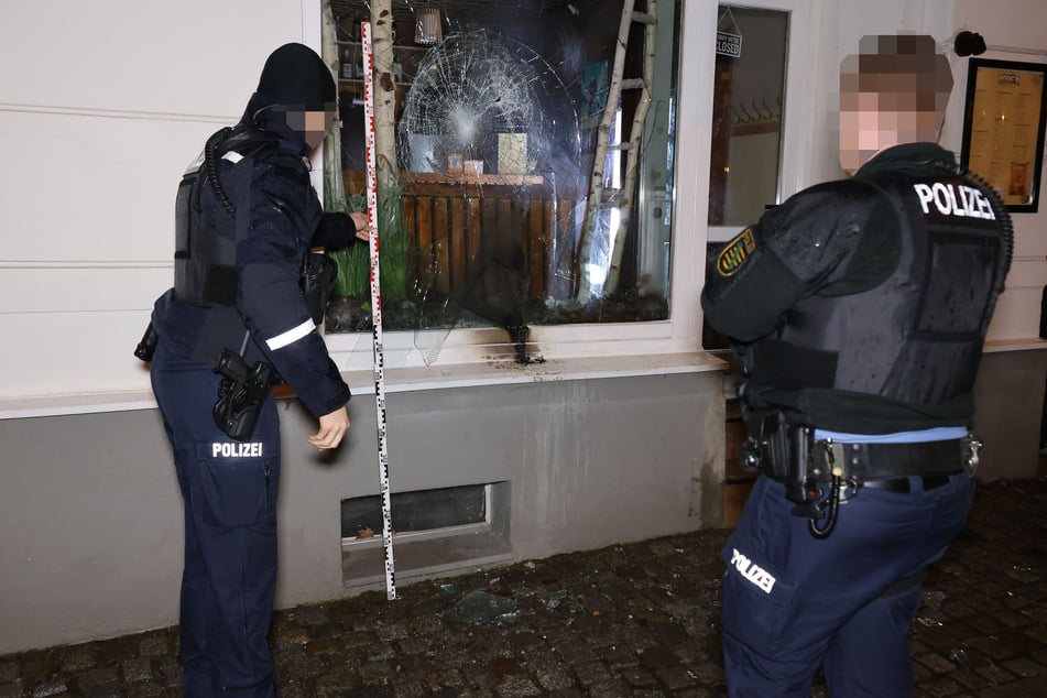 Polizisten bei der Ermittlung am Tatort.