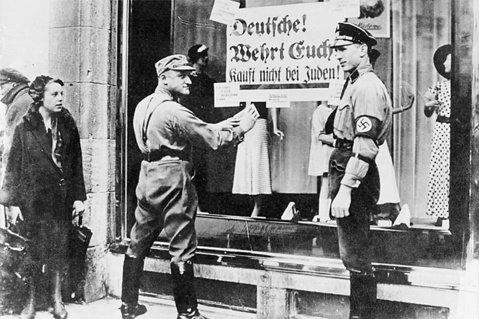 Überall im Reich griffen SA-Männer und andere Volksgenossen in der Pogromnacht auch jüdische Geschäfte an.