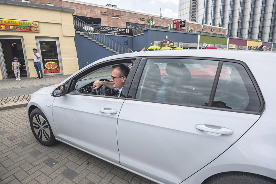 Pro und Contra Parkplatz-Suche: Stadtrat und Verkehrsfachmann Jörg Vieweg trat mit seinem E-Golf an, parkte in der Brückenstraße.