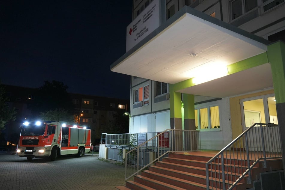 Leipzig: Einsatz in Leipziger Hochhaus: Feuerwehr findet Seniorin tot in Wohnung