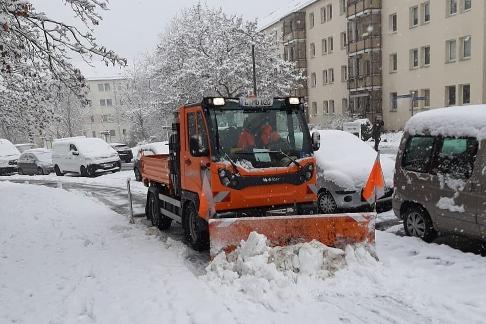 Bei Schnee und Glätte rücken die Mitarbeitenden des Winterdienstes aus. (Archivfoto)