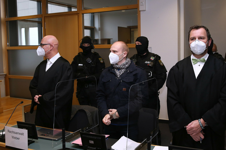 Der angeklagte Stephan B. steht zu Beginn des 22. Prozesstages zwischen seinen Verteidigern Hans-Dieter Weber (l.) und Thomas Rutkowski im Verhandlungssaal.