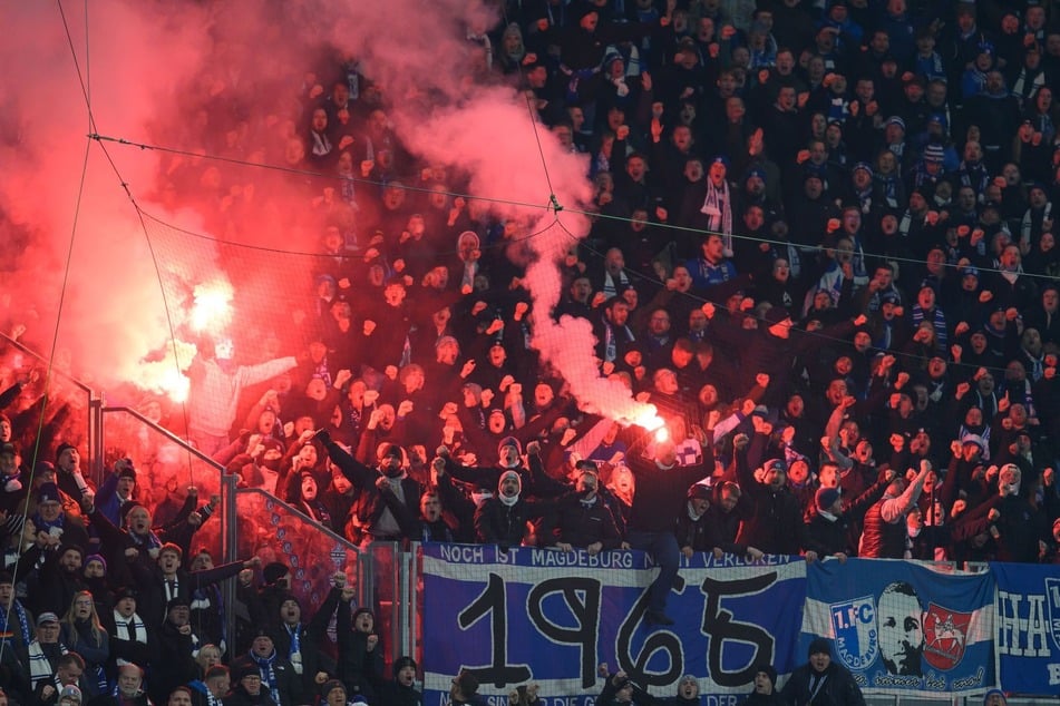 Die Fans aus Magdeburg zündeten Pyro. Auch noch, als per Stadiondurchsage mitgeteilt wurde, dass einer der Blau-Weißen Fans gestorben ist.