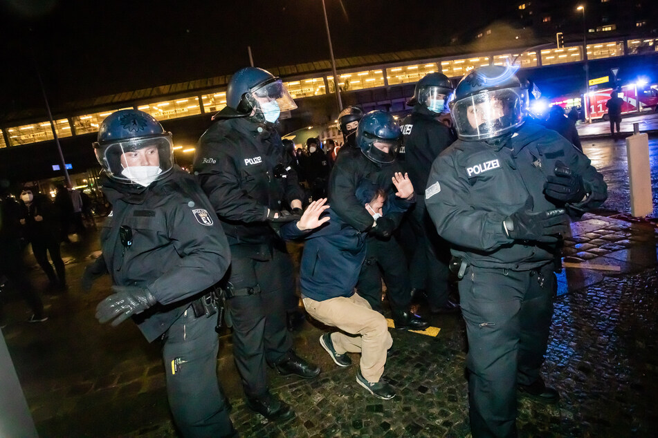 48 mutmaßliche Randalierer wurden festgenommen.
