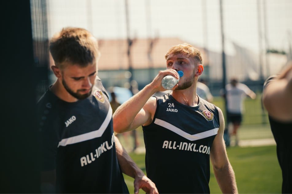 Da hilft nur Wasser! Die heißen Temperaturen jenseits der 30 Grad brachten die Dynamos mächtig ins Schwitzen.