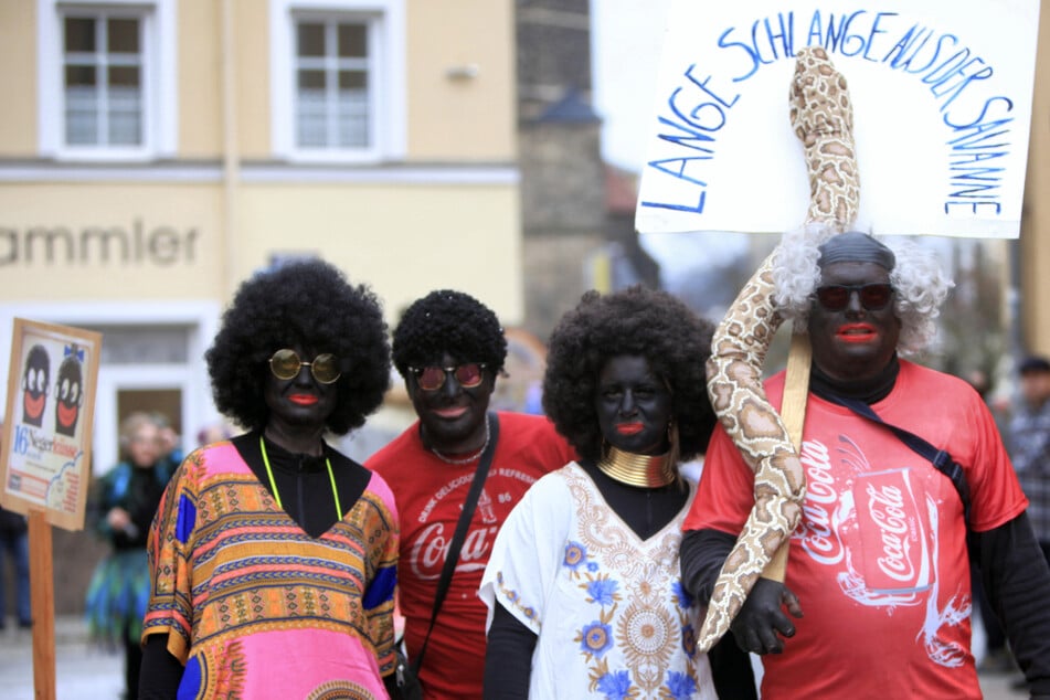 Vierergruppe sorgt mit rassistischen Kostümen bei Faschingsumzug in Sachsen für Aufregung
