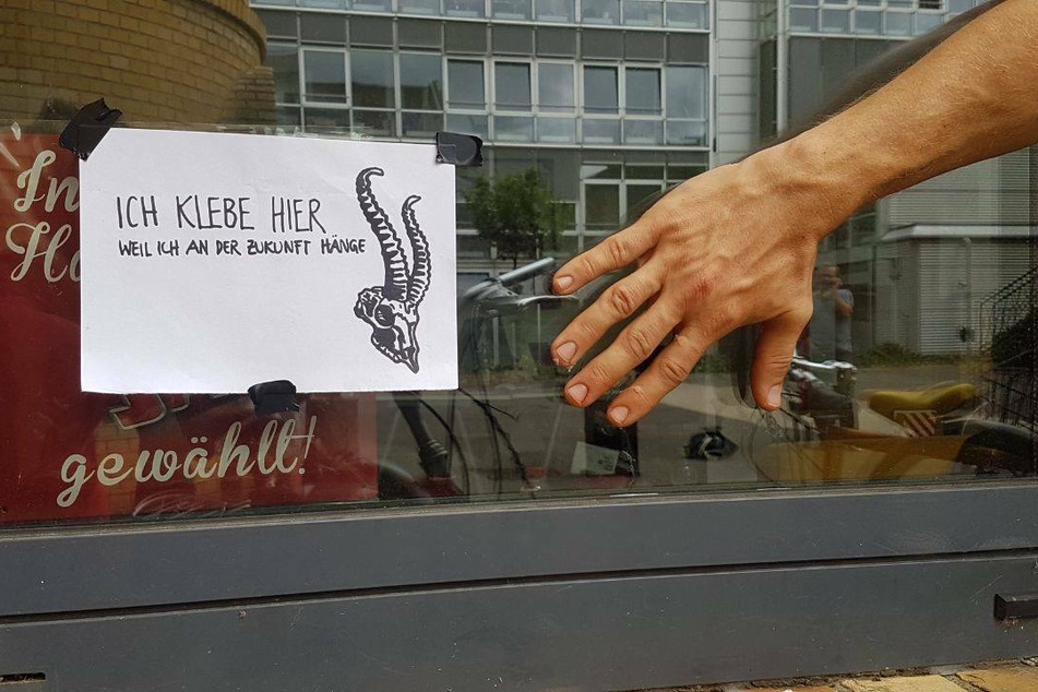 Die Aktivisten klebten sich an das SPD-Bürogebäude.