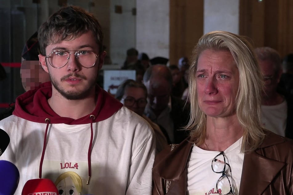 Lolas Mutter Delphine Daviet (r.) und Lolas Bruder Thibault.
