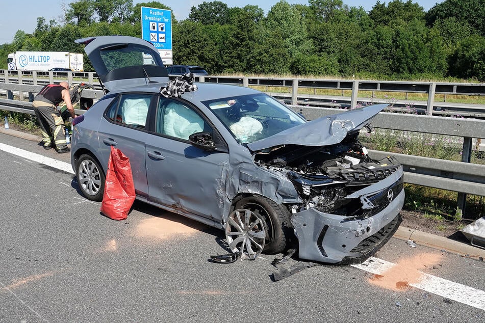 Die Insassen des Opel Corsas wurden zum Teil schwer verletzt.