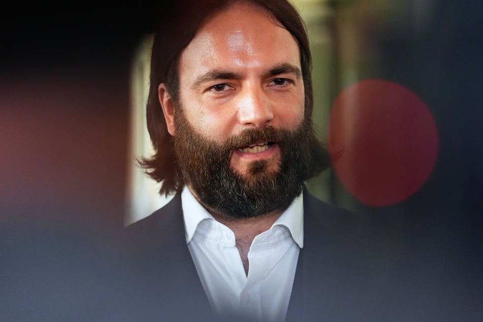 Ingo Bott (42) ist an der Reihe und kann nun Fragen an Stephan Hensel stellen.
