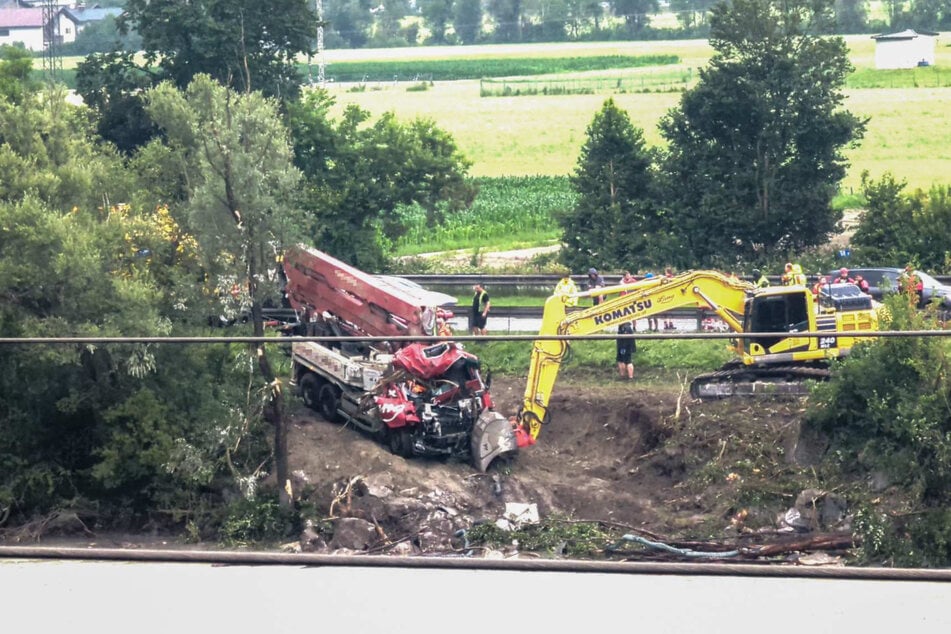 Mithilfe eines Baggers und eines weiteren Lastwagens konnte das Lkw-Wrack geborgen werden.