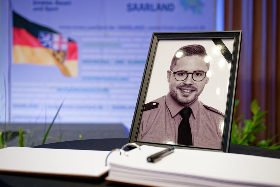 Ein Foto des getöteten Polizisten Simon Bohr (†34) bei einer Gedenkfeier der saarländischen Landesregierung im September 2025.