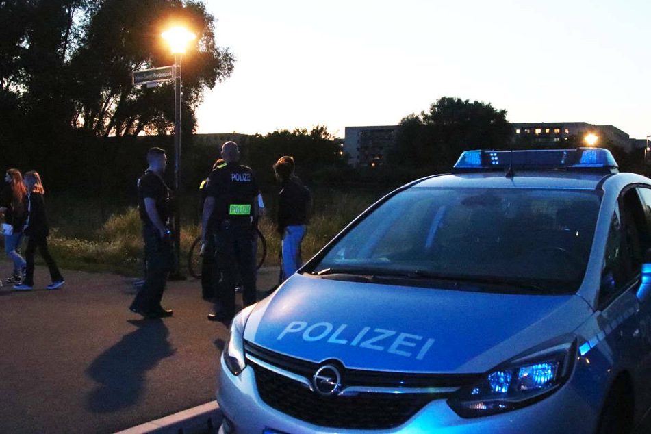 Polizeibeamte befragen Zeugen in der Nähe des Tatorts im Jelena-Santic-Friedenspark in Berlin-Hellersdorf.