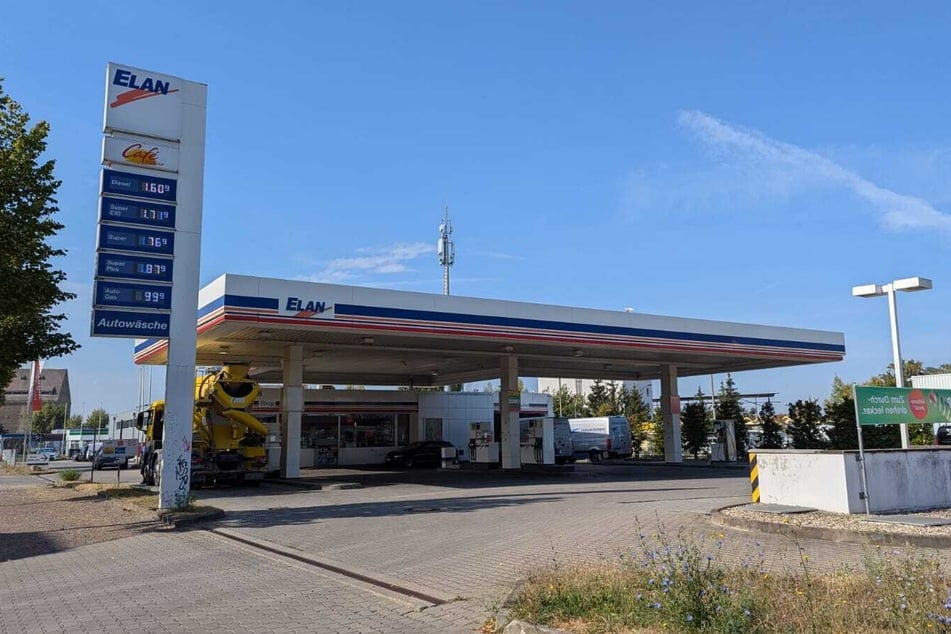 Das Gelände der Tankstelle in der Schomburgkstraße wurde zum Schauplatz des Kontrollverlustes eines SUV-Fahrers.