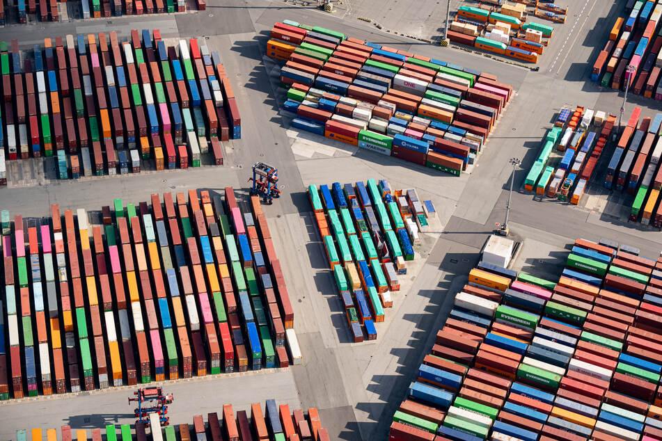 Bunte Container im Hamburger Hafen. Die Anzahl der abgefertigten Metalboxen ist im Jahr 021 im Vergleich zum Vorjahr gesunken.