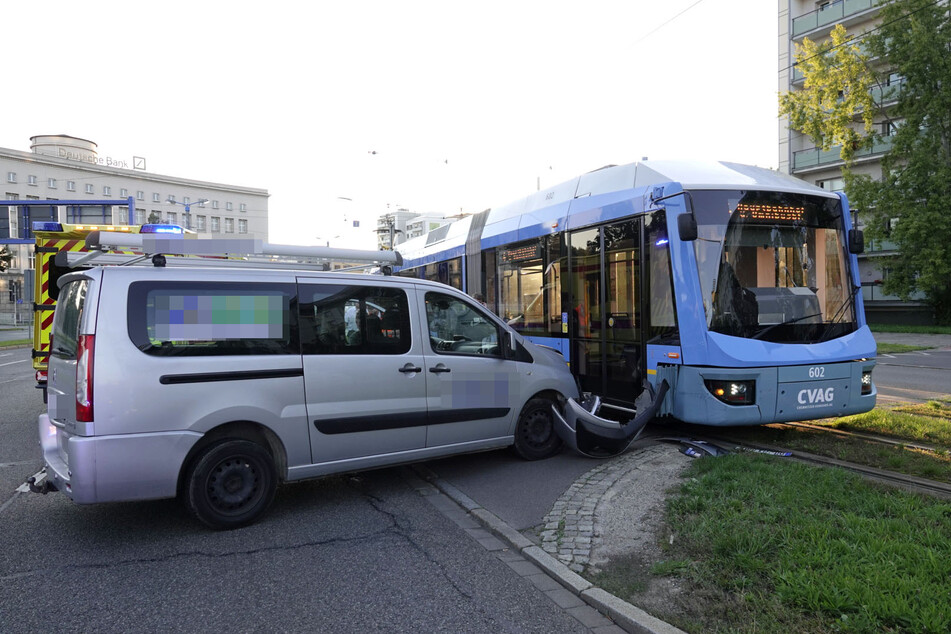 Am Montagabend krachte ein Citroen mit einer Straßenbahn in Chemnitz zusammen.