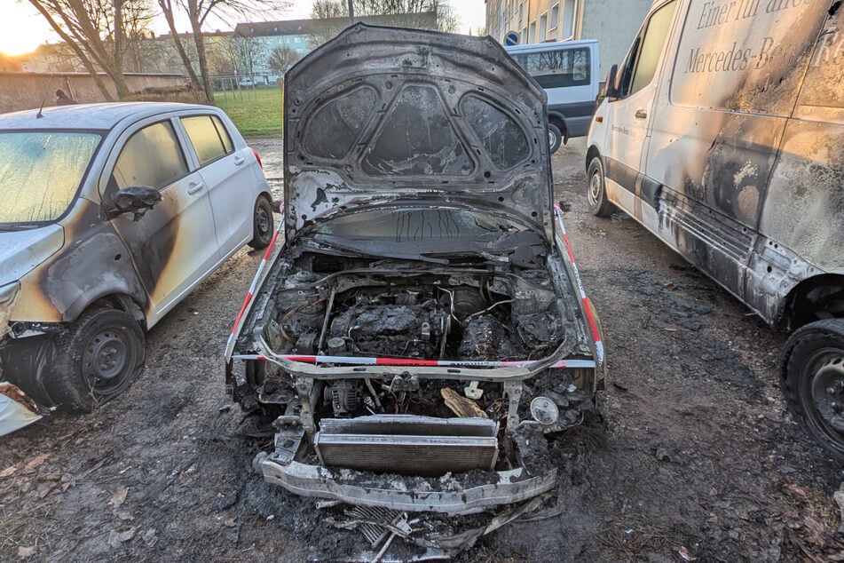 In Halberstadt brannte dieser Audi - und zog zwei weitere Autos in Mitleidenschaft.