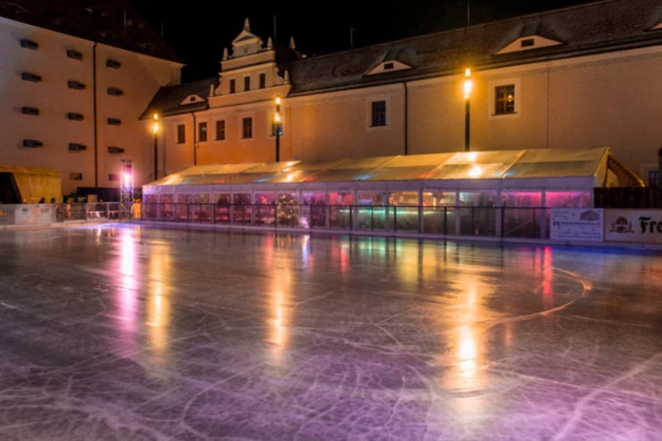 Eislaufen vor einer wunderschönen Kulisse.