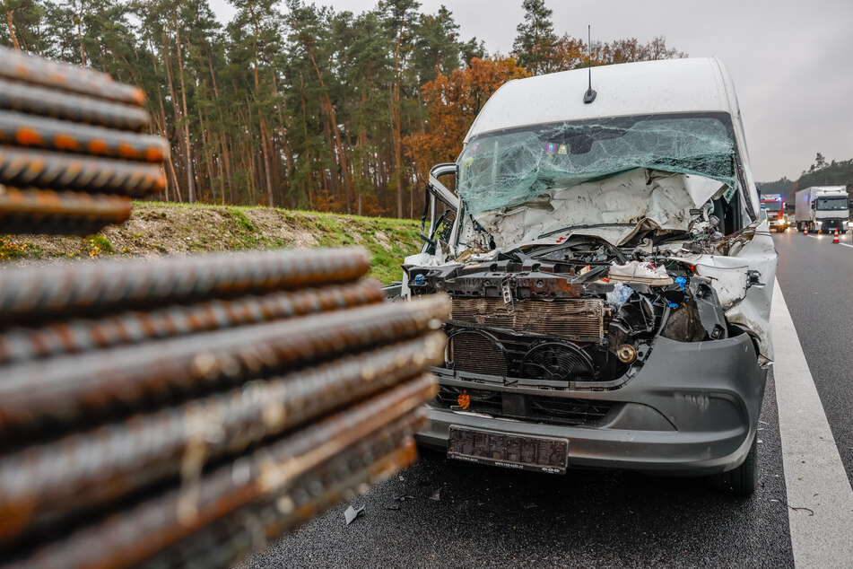 Auf der A6 ist es in Bayern zu einem folgenschweren Unfall zwischen einem Transporter und einem Lastwagen gekommen.