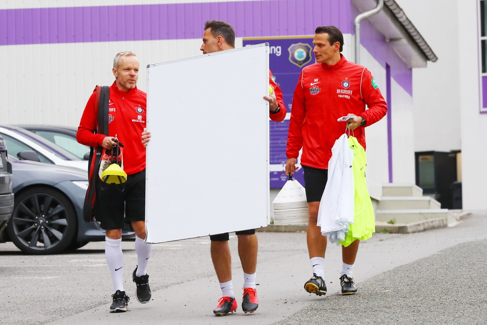 Steht auf der Taktiktafel der Matchplan für Regensburg? Marco Kämpfe (49, l.), Daniel Haas (38) und Marc Hensel (35, r.) auf dem Weg zur Trainingseinheit.