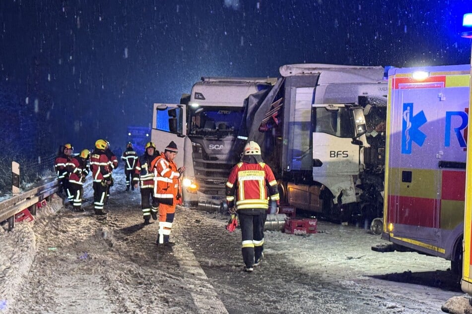 Einsatzkräfte kümmerten sich um die Bergung.