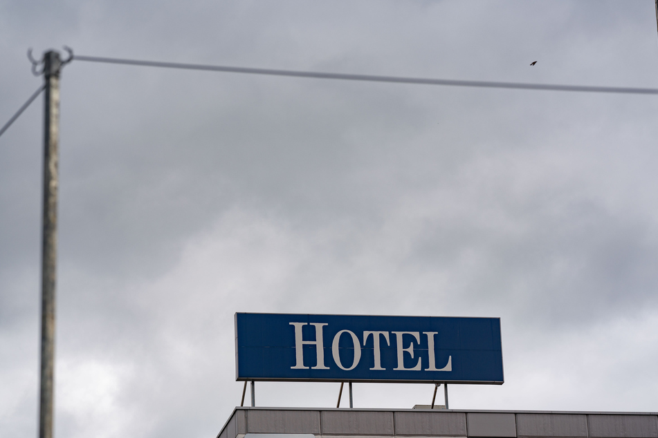 Das Wort "Hotel" steht auf einer Leuchttafel auf einem Hotel.