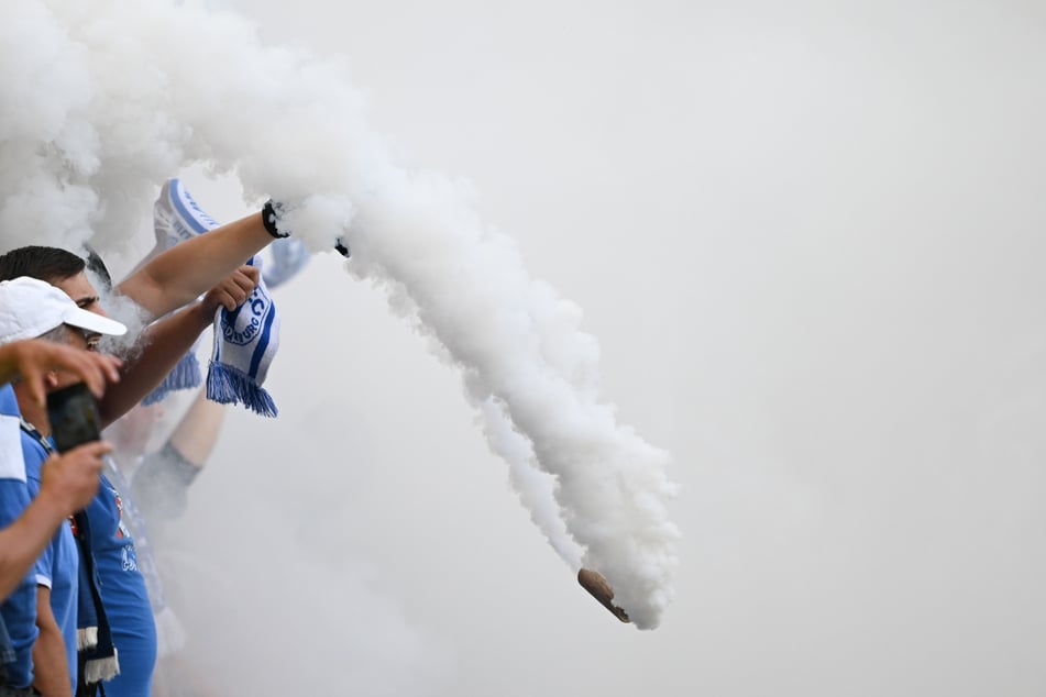 Im Block der Magdeburger wurde reichlich Pyrotechnik abgebrannt. Durch die starke Rauchentwicklung musste die Partie daraufhin für kurze Zeit unterbrochen werden.