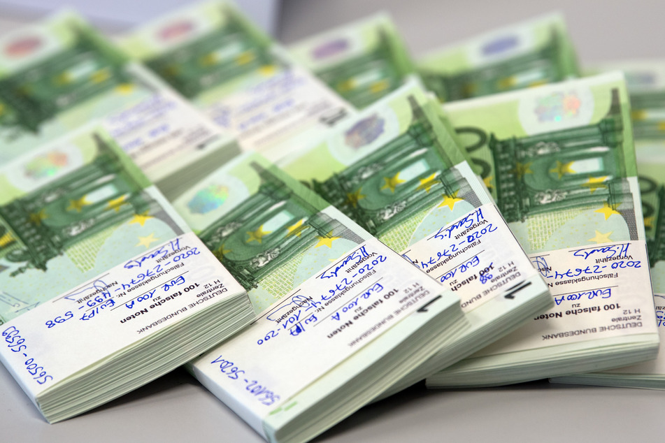 Die beiden Italiener (50, 56) sollen gefälschte Geldscheine in hoher Qualität in Umlauf gebracht haben. Polizisten hatten "Blüten" im Nennwert von 160.000 Euro sichergestellt.