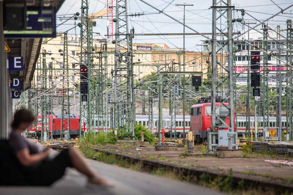 Stuttgart: Noch immer Störungen um Stuttgart: Bahnreisende brauchen die Woche Geduld