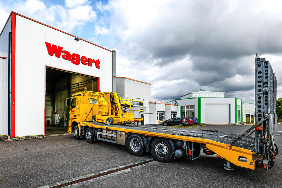 Gebuchte Arbeitsbühnen werden sicher mit LKW zu den Kunden transportiert.