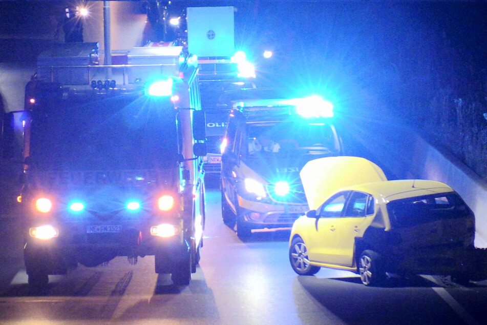 Die Fahrerin (46) des Opel wurde bei dem Unfall auf der A57 bei Neuss leicht verletzt.