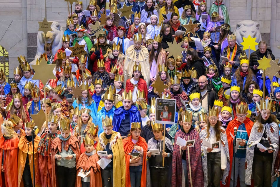 Sternsinger stehen in der Sächsischen Staatskanzlei in der Kuppelhalle auf einer Treppe.