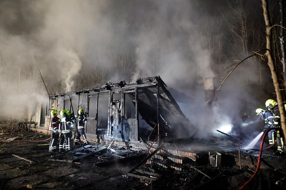 Von der Industriebrache ist kaum etwas übrig! In Chemnitz brannte am Freitagabend ein leerstehendes Gebäude.