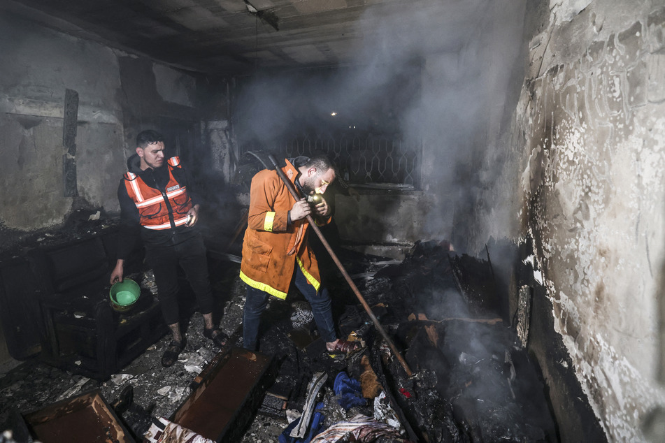 Feuerwehrleute versuchen den Brand in einem Flüchtlingslager in Gaza unter Kontrolle zu bekommen.