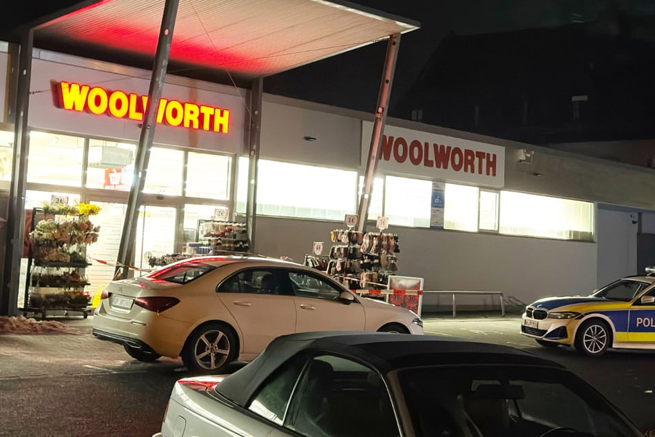 Der Täter entkam mit dem Bargeld aus der Ladenkasse als Beute: Schon wenig später wurde ein 14-Jähriger als Tatverdächtiger identifiziert und verhaftet.