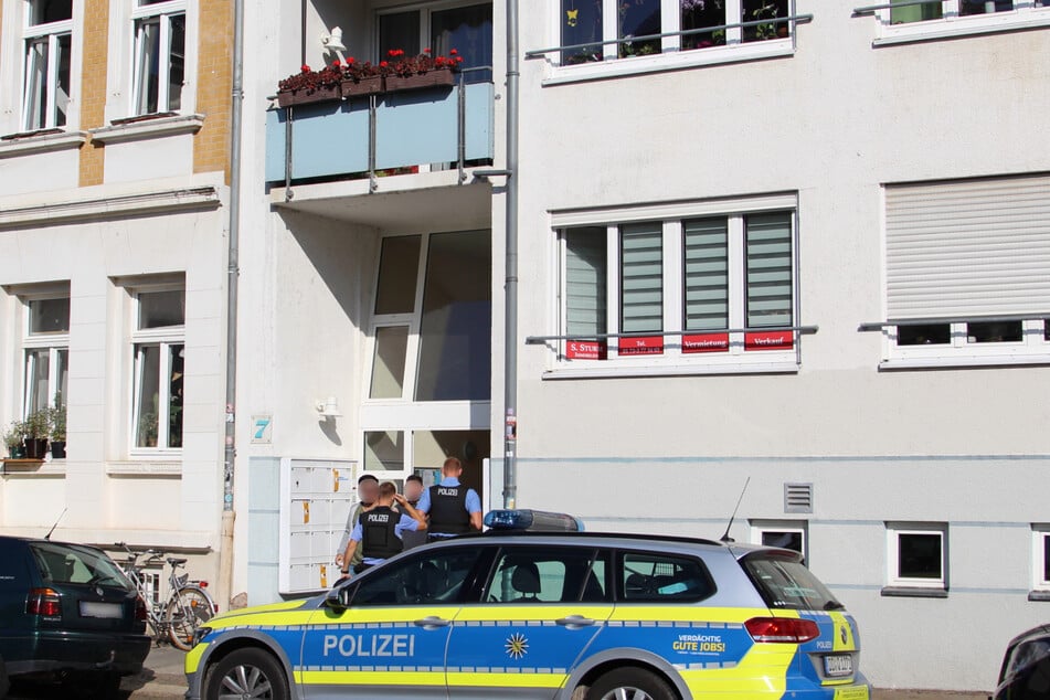 Das Haus ist als Tatort abgesperrt, Kriminaltechniker suchen aktuell nach Spuren.