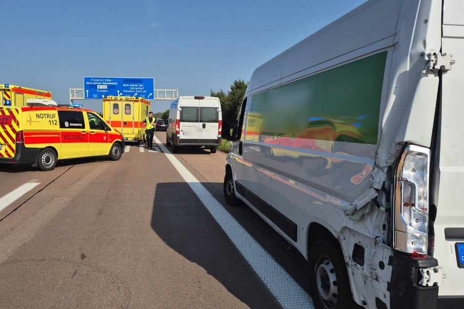 Der Mercedes ist in das Heck eines Kleintransporters gekracht.
