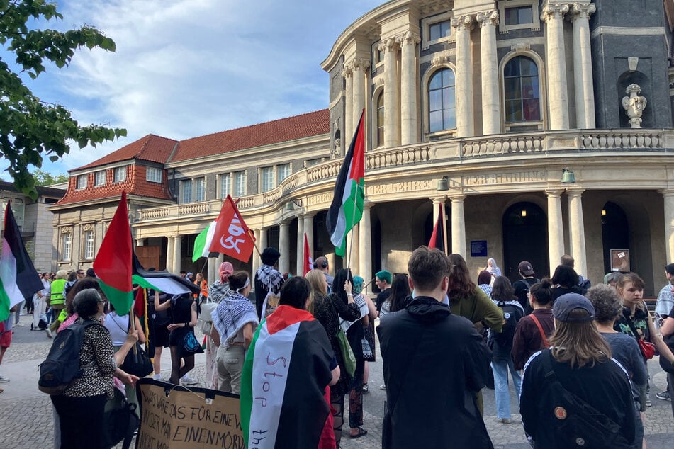 In Hamburg haben am heutigen Mittwochabend rund 200 Menschen vor der Universität demonstriert.